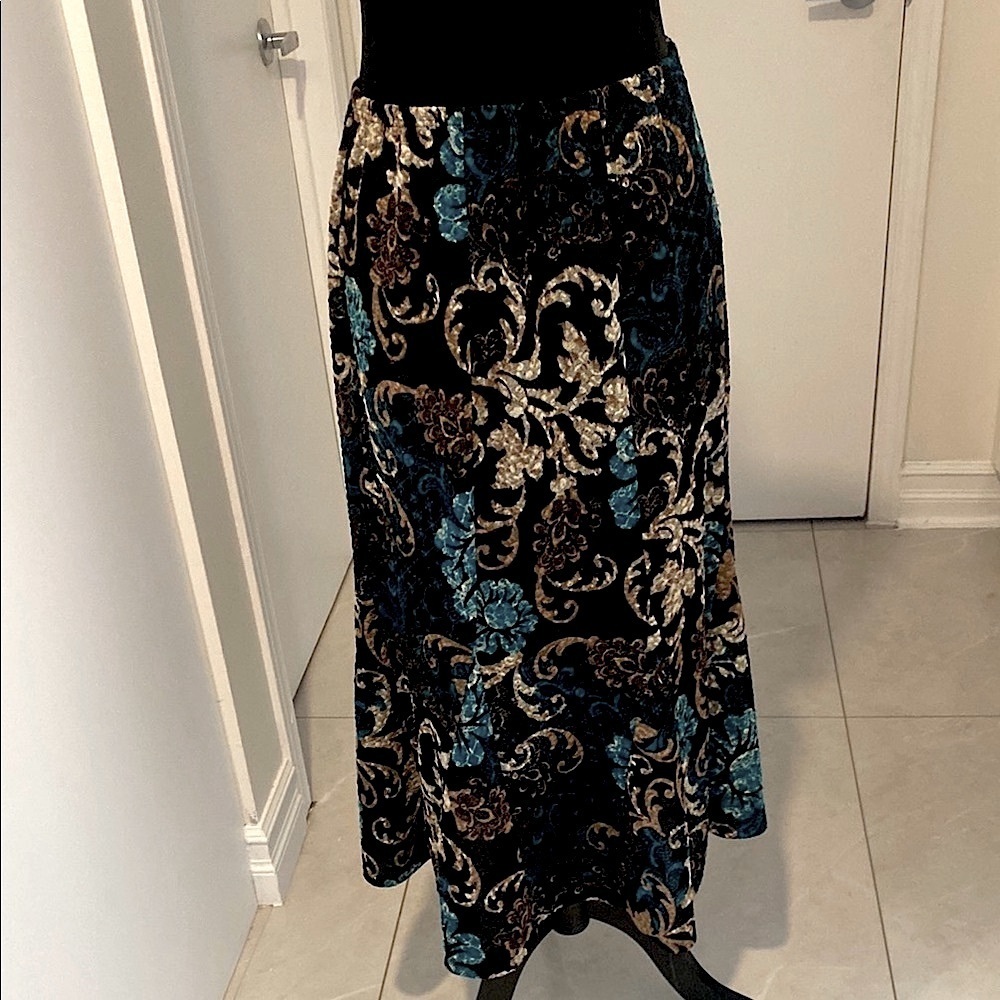 CHOICES Maxi Skirt with Elastic waist black background multi colour Size X-Large